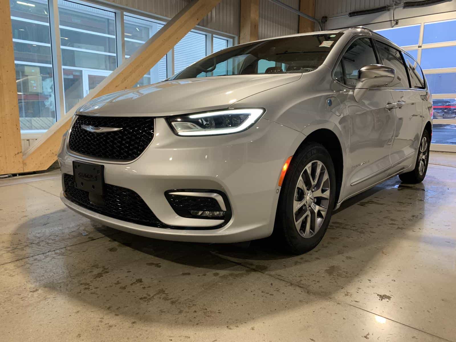 2024 Chrysler Pacifica Pinnacle PHEV - Image 1