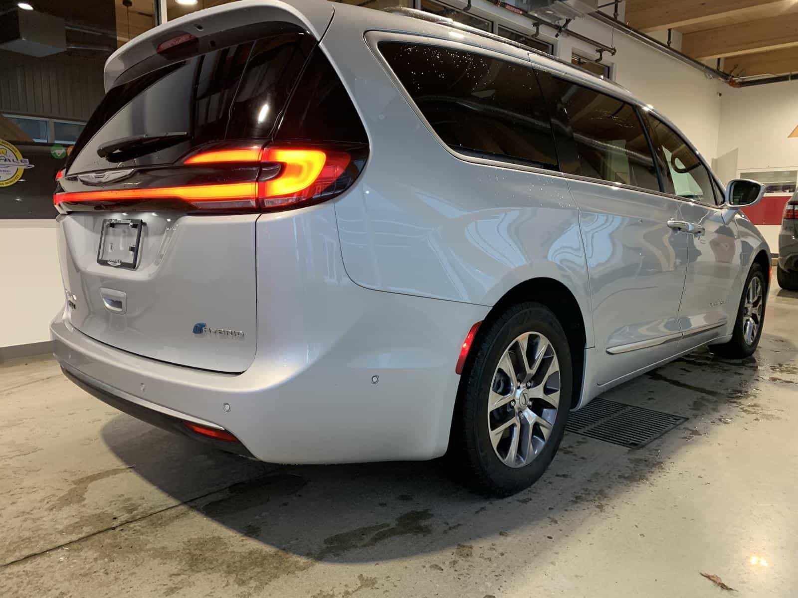 2024 Chrysler Pacifica Pinnacle PHEV - Image 3