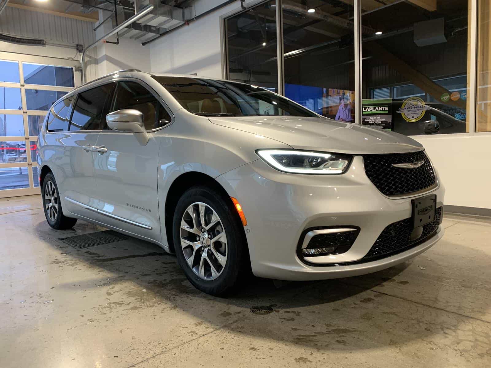 2024 Chrysler Pacifica Pinnacle PHEV - Image 4