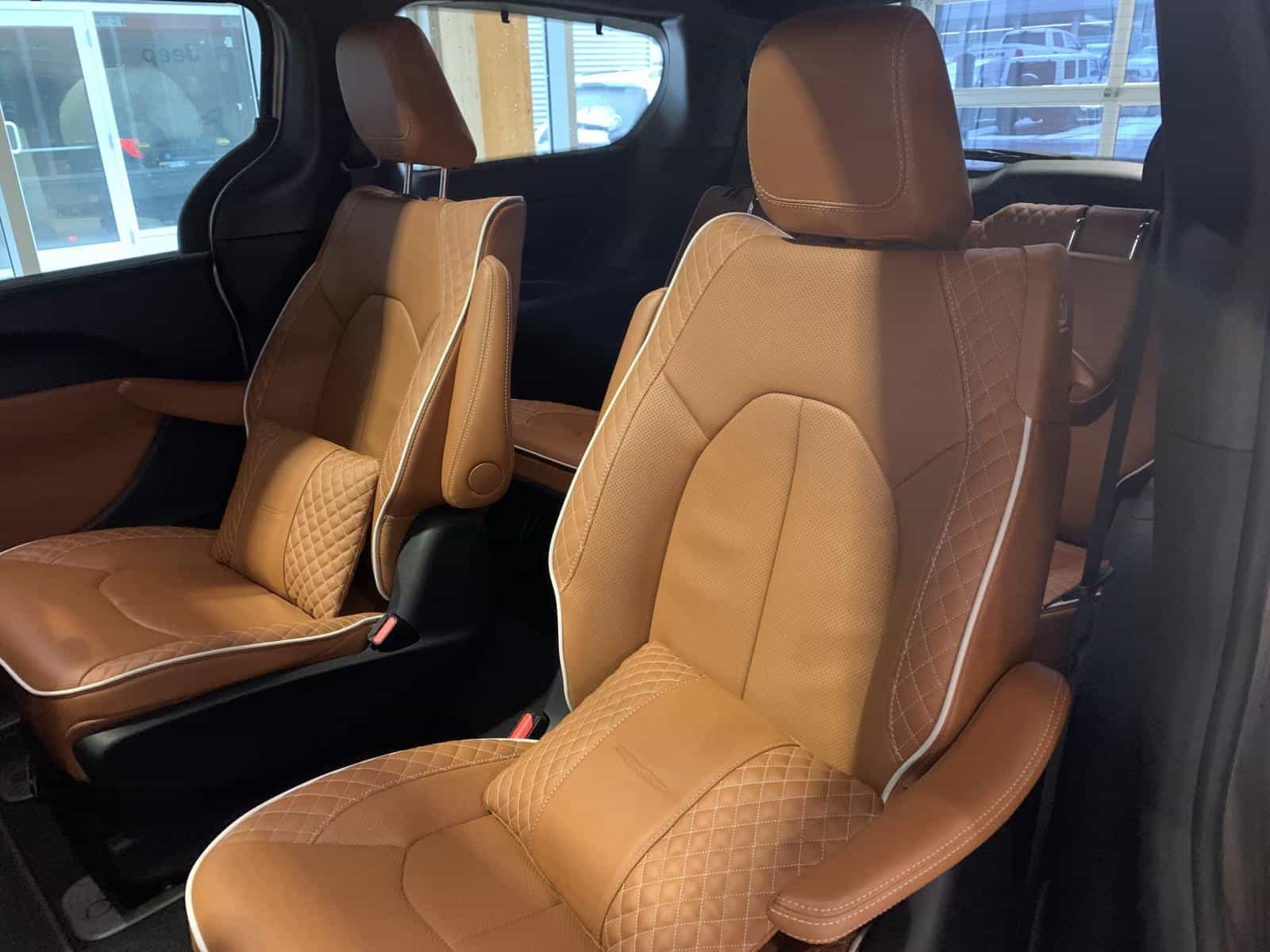 2024 Chrysler Pacifica Pinnacle PHEV - Image 12