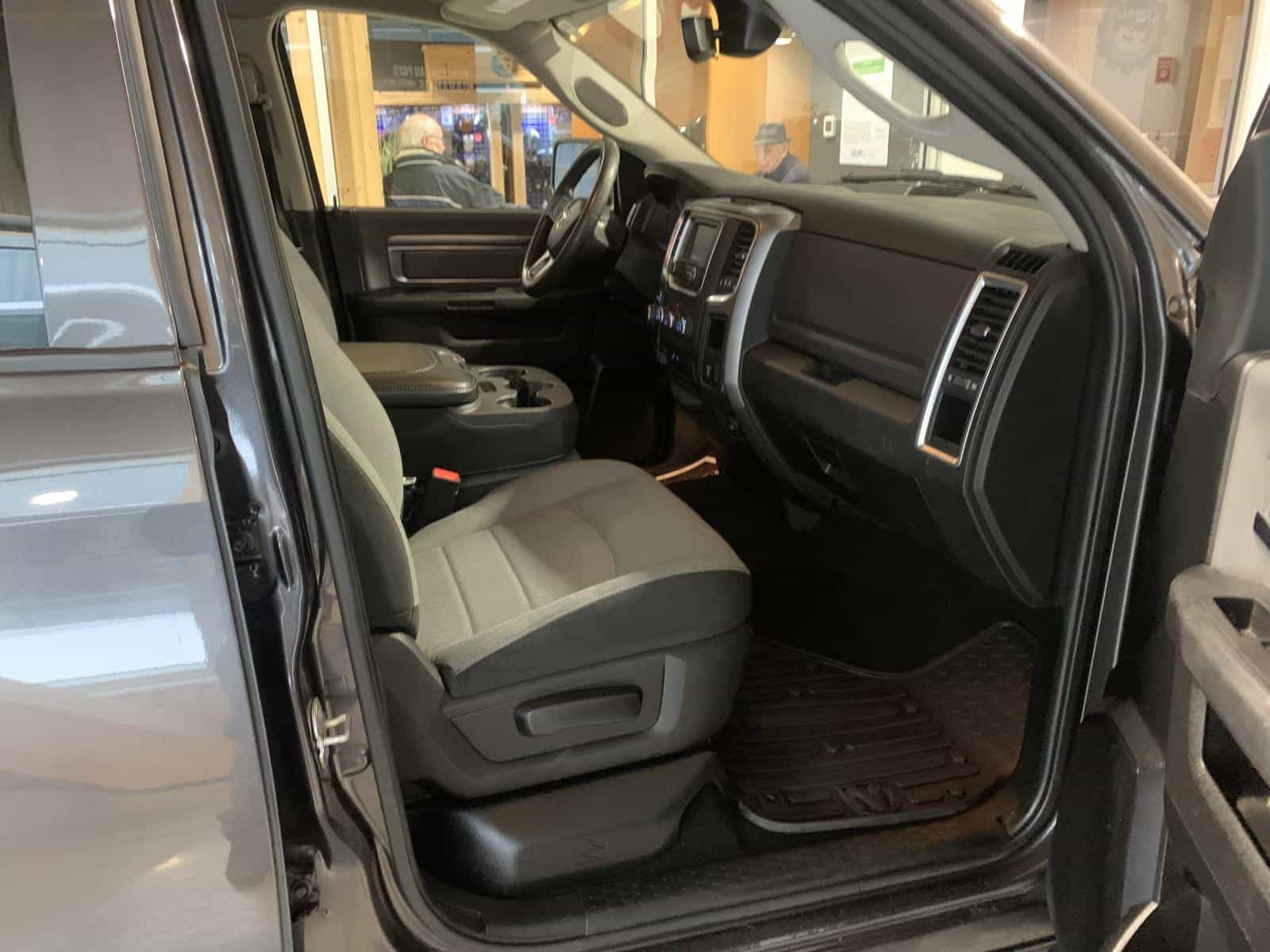 2023 RAM 1500 Classic SLT - Image 10