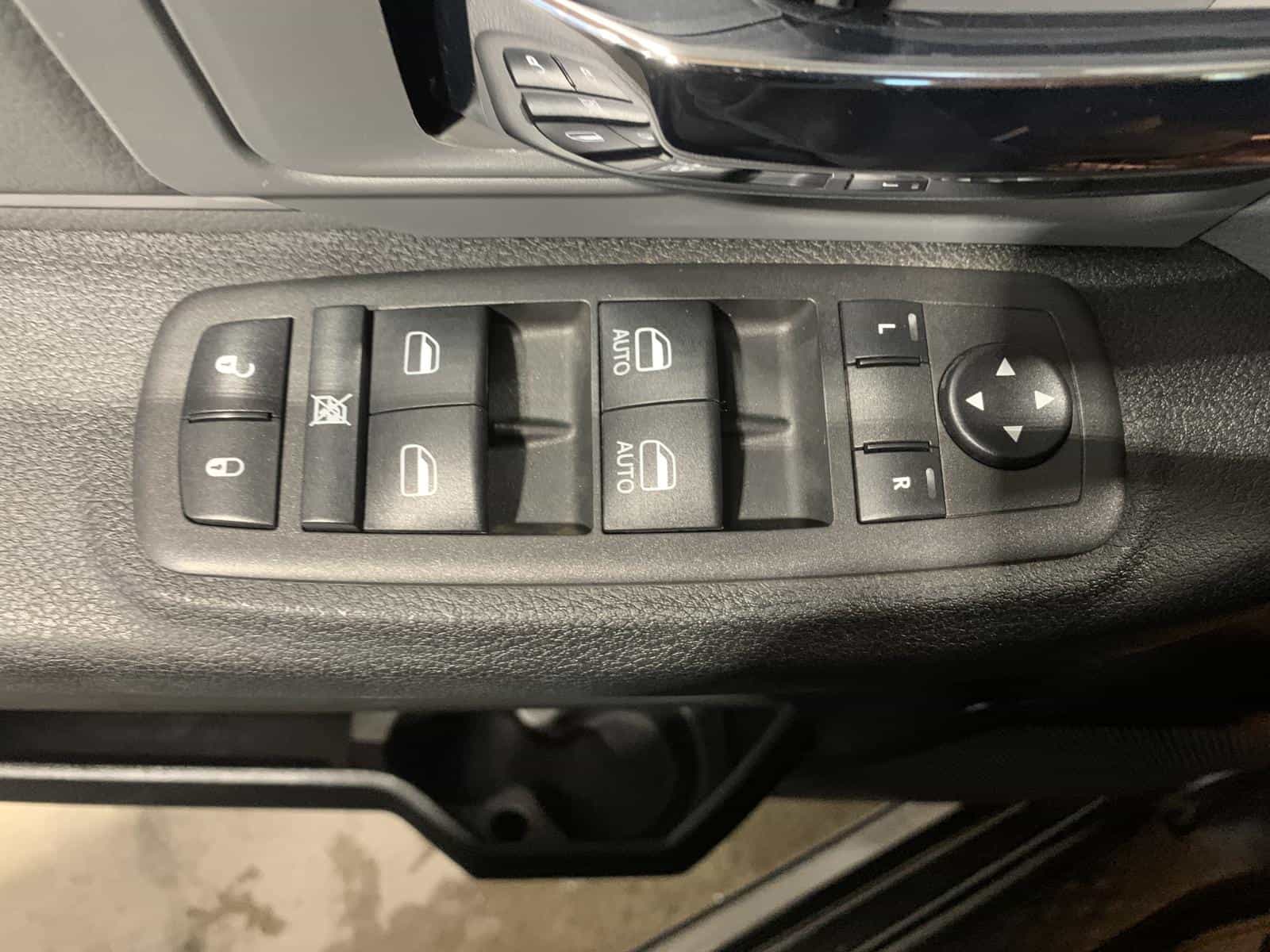 2023 RAM 1500 Classic SLT - Image 17