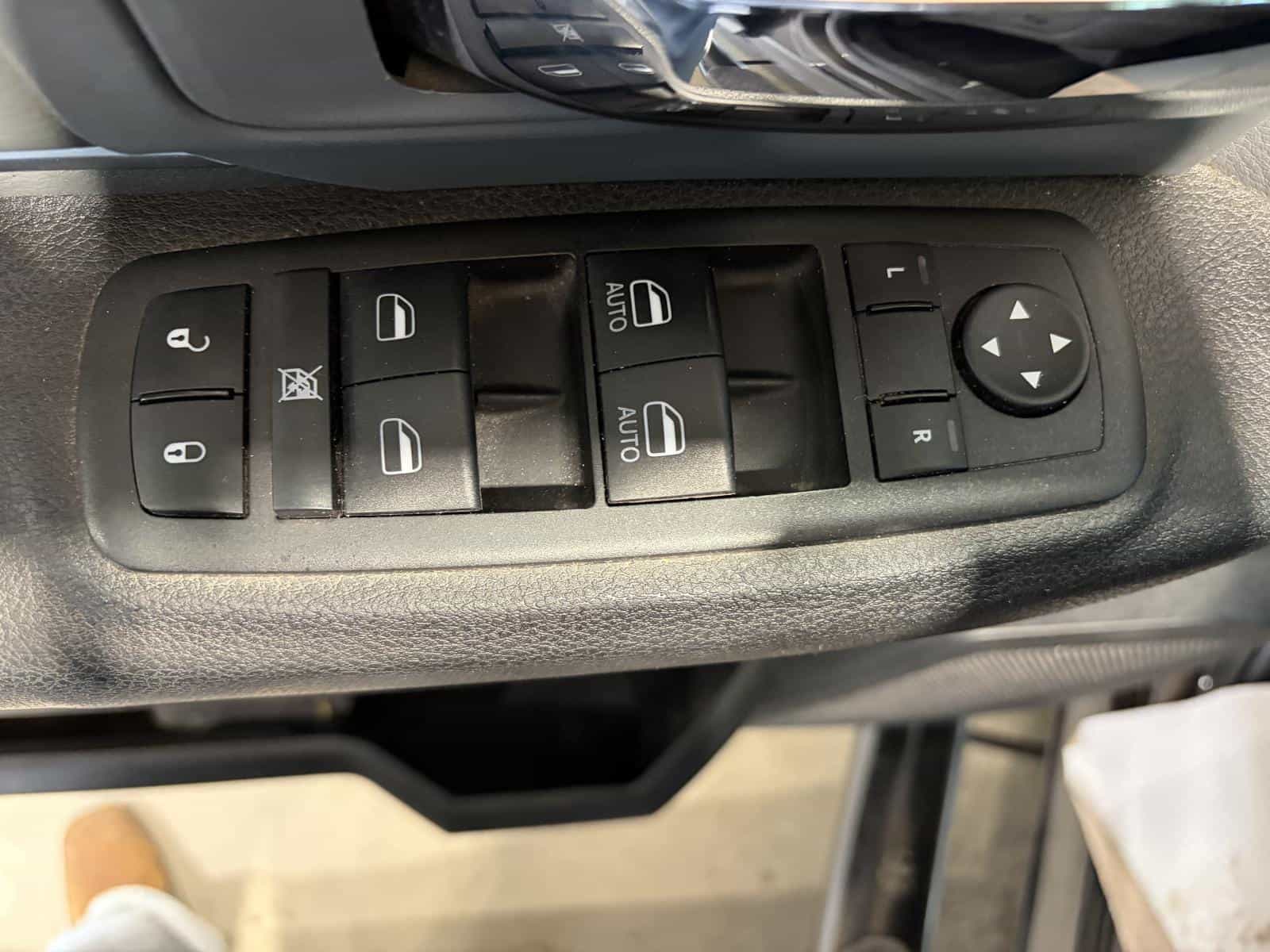 2023 RAM 1500 CLASSIC SLT SLT - Image 12