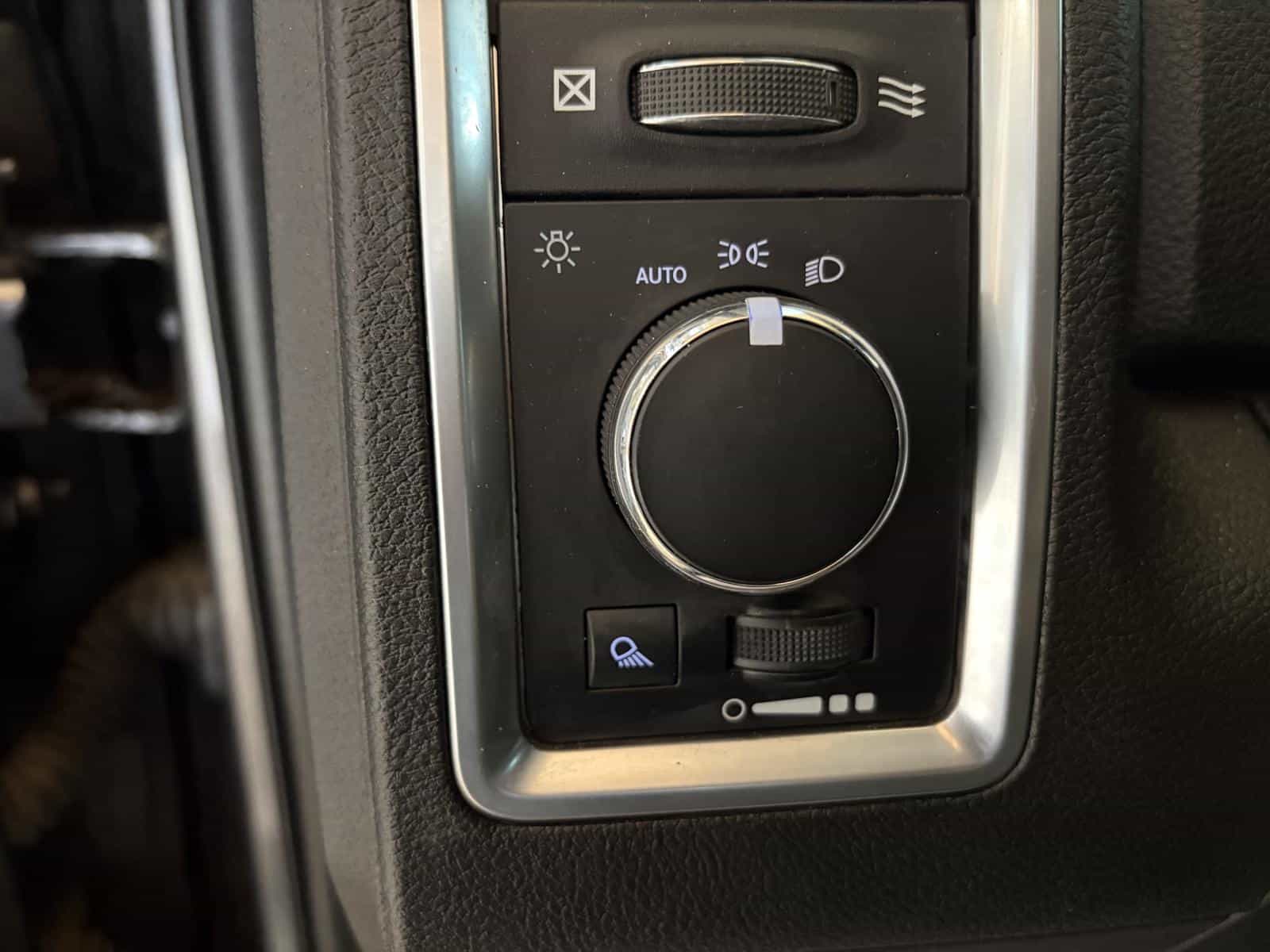 2023 RAM 1500 CLASSIC SLT SLT - Image 14