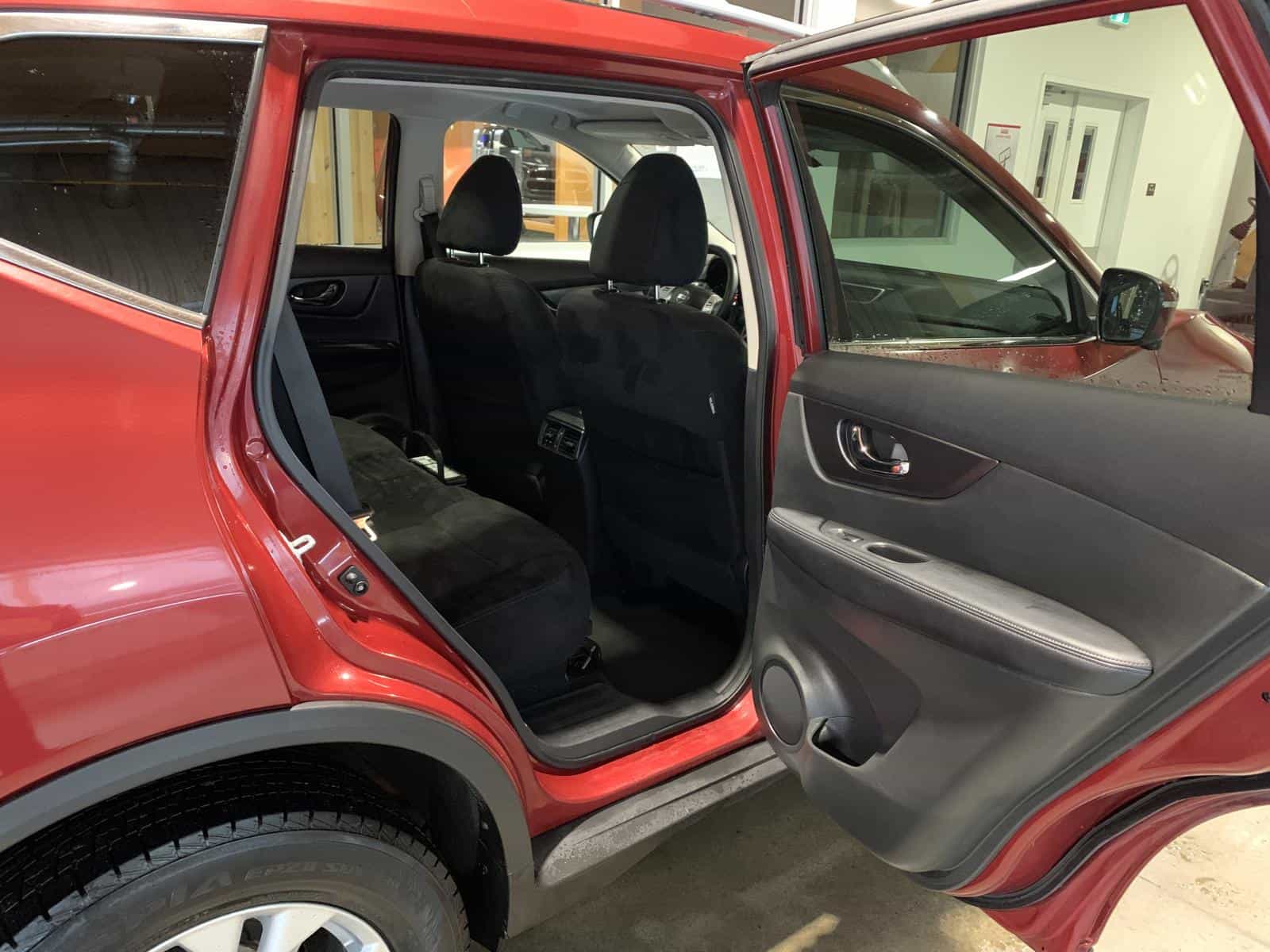 2016 Nissan Rogue SV - Image 8