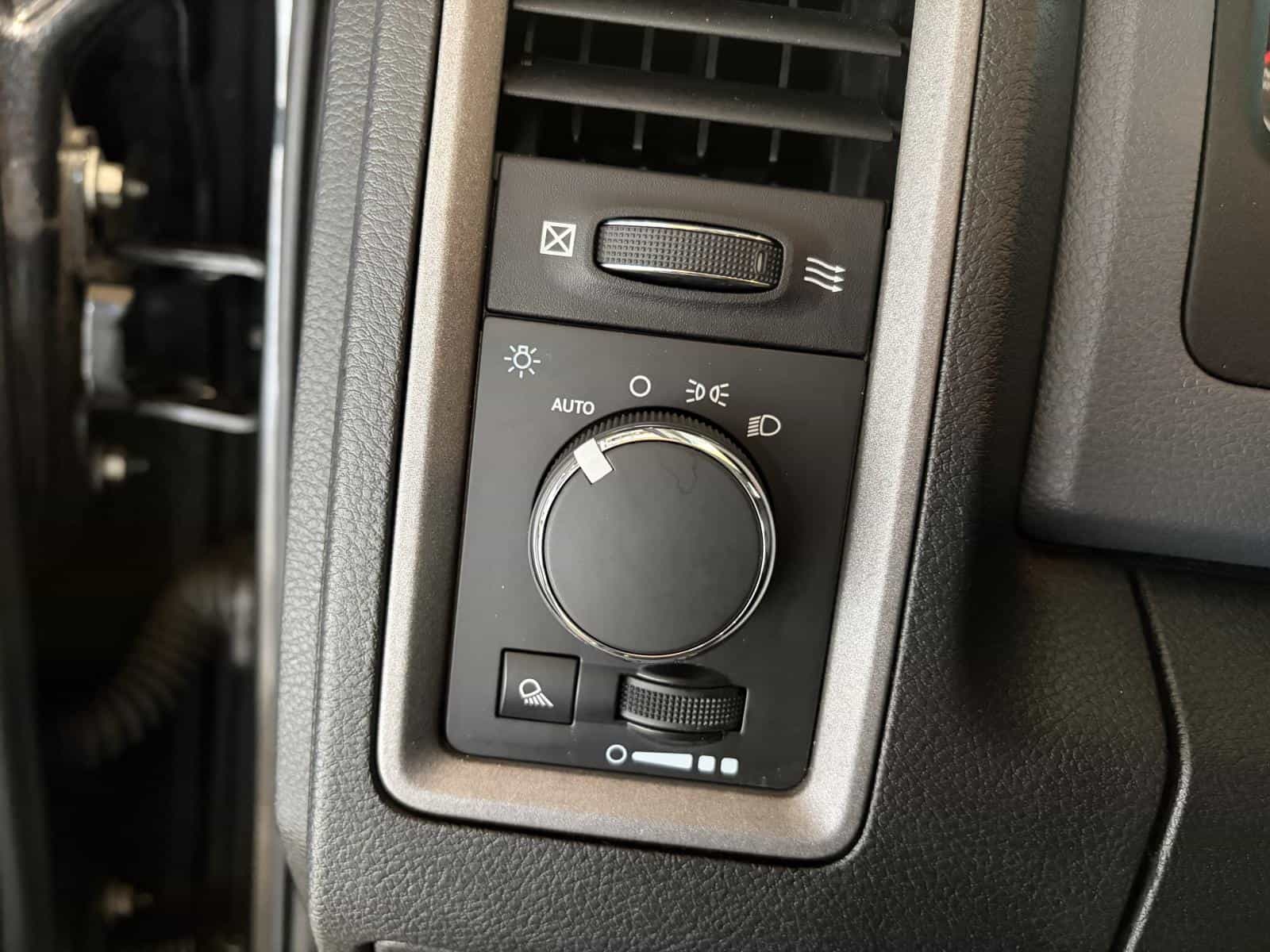 2015 RAM 1500 ST - Image 12