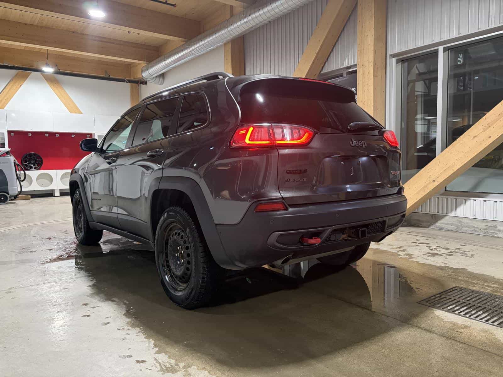 2019 Jeep Cherokee Trailhawk - Image 2