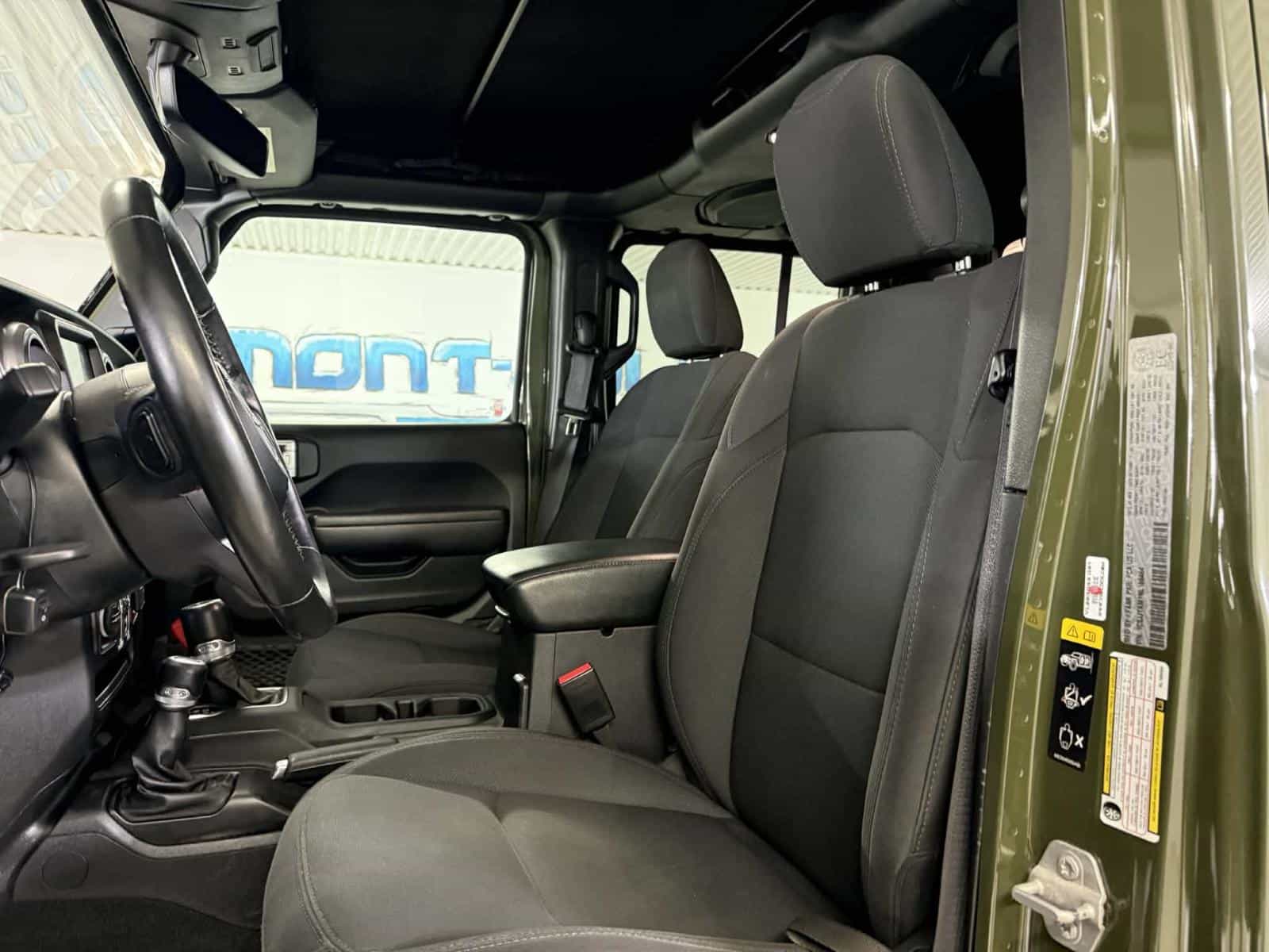 2022 Jeep Gladiator Willy's - Image 13