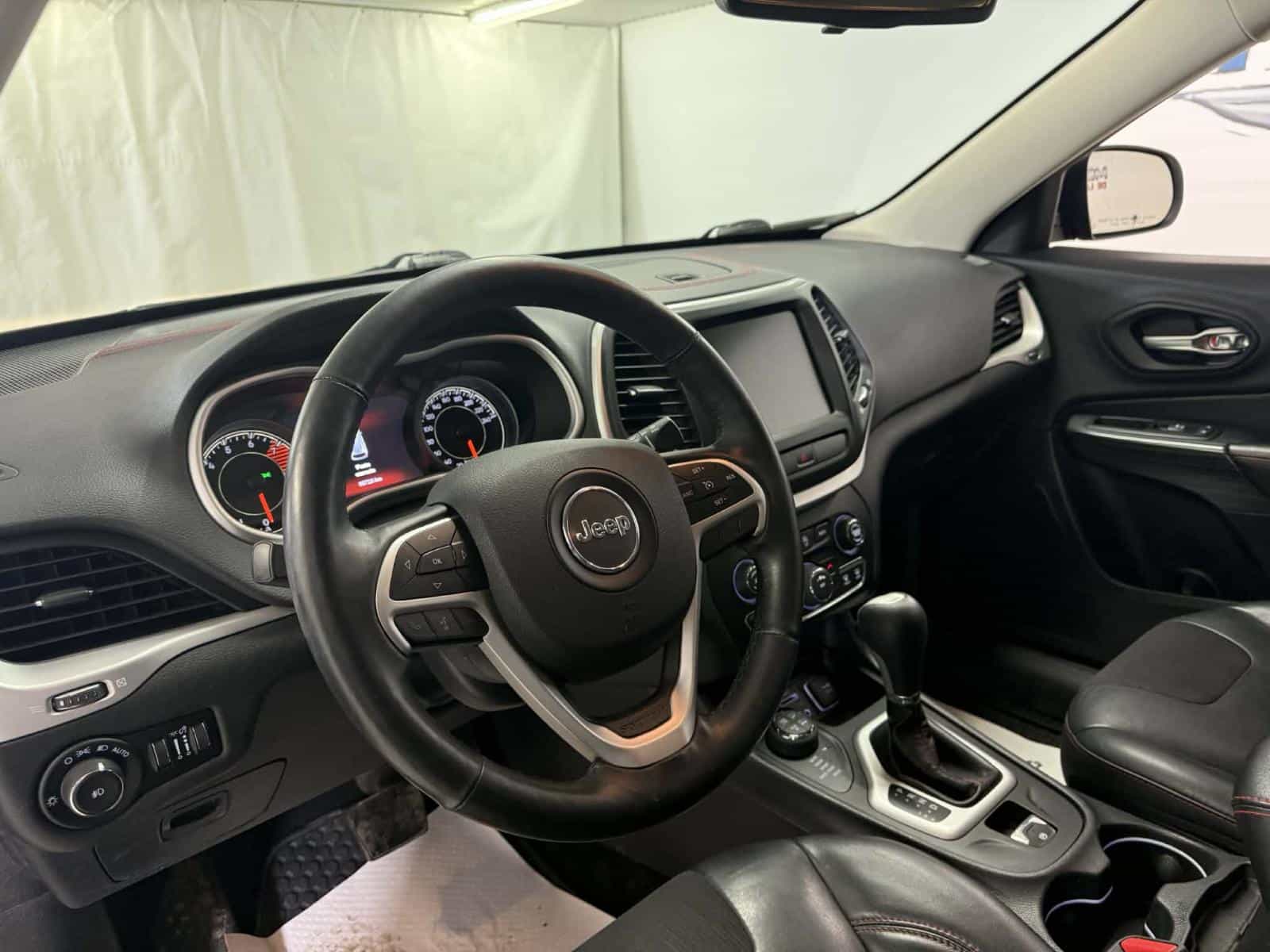 2016 Jeep Cherokee Trailhawk - Image 12