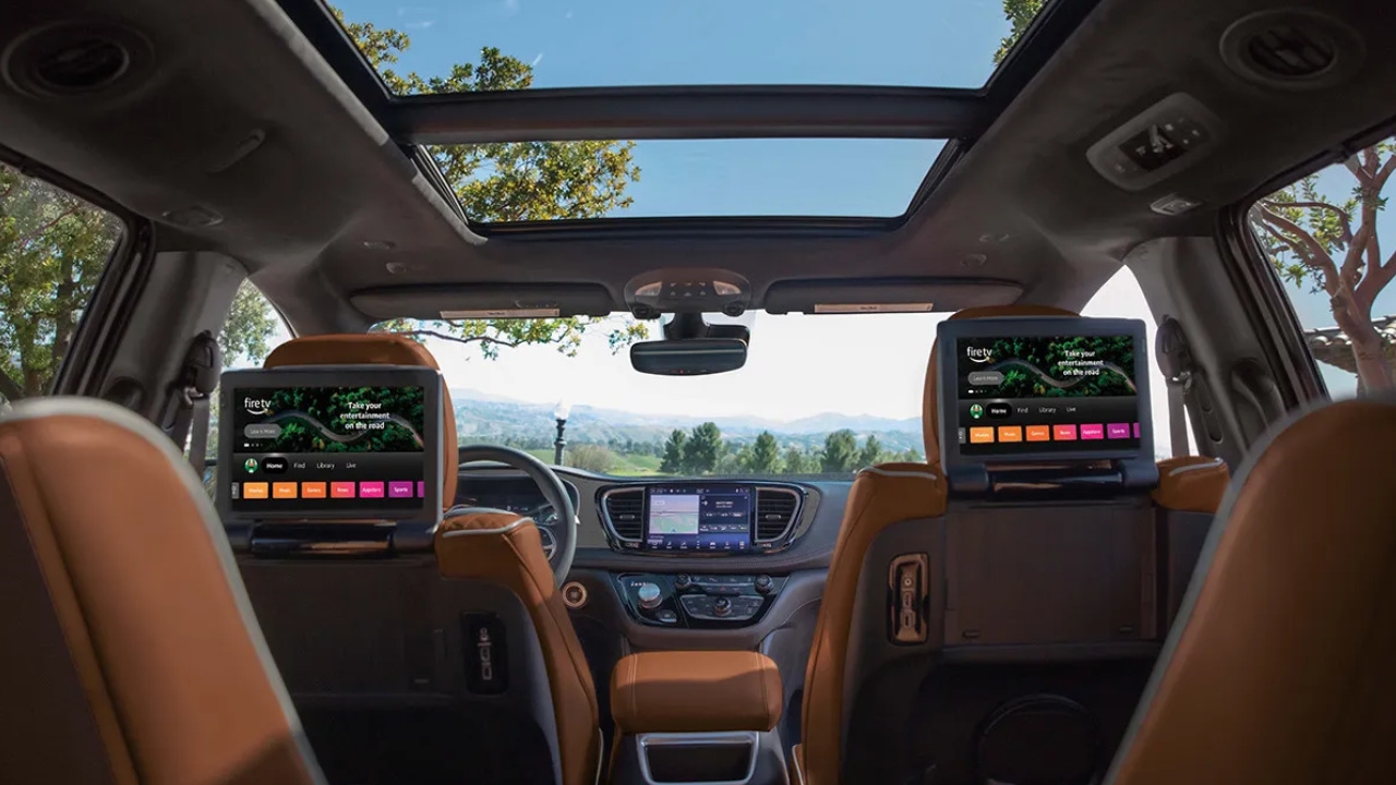 vue de l'habitacle et du tableau de bord d'une Chrysler Grand Caravan 2026