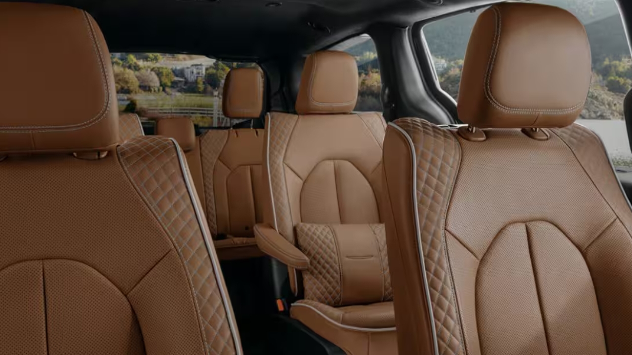 vue de l'habitacle d'une Chrysler Grand Caravan 2026