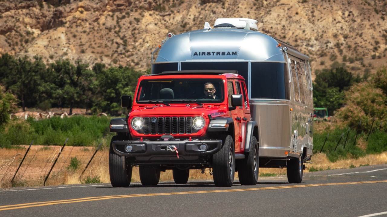 vue latérale avant d'un Jeep Wrangler 4xe 2025