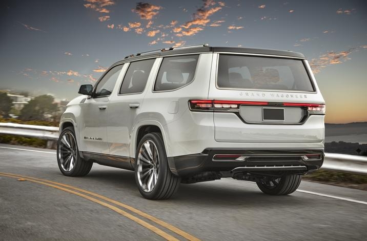 Vue arrière du Jeep Grand Wagoneer 2021 sur la route