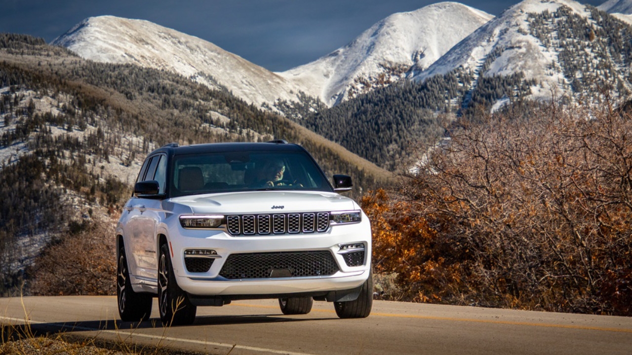 vue latérale avant d'une Jeep Grand Cherokee 2025