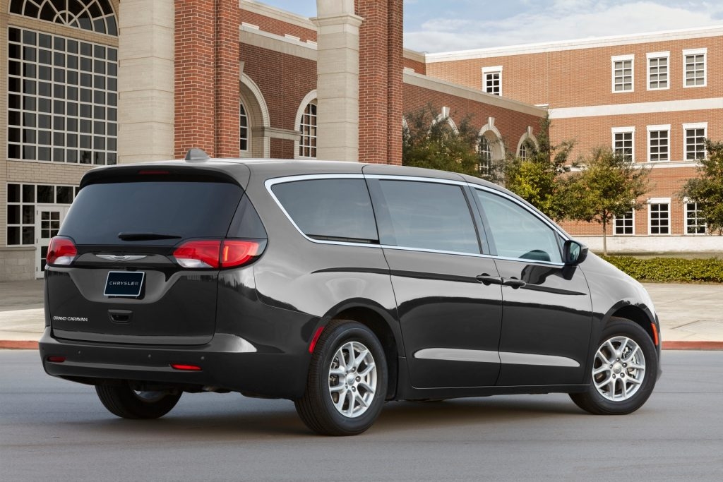 vue arrière de la camionnette grise extérieure de la Chrysler Grand Caravan 2021 garée