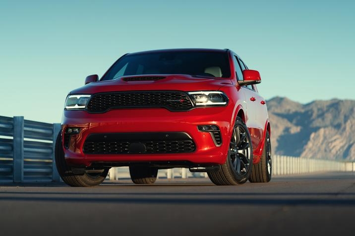 l'avant du Dodge Durango R-T Tow N Go 2021, design rouge, garé sur une route