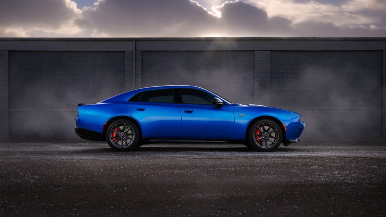 vue latérale d'un Dodge Charger Daytona EV 2026