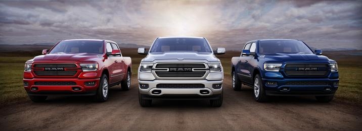 trois RAM 1500 Laramie édition Southwest de différentes couleurs: rouge, blanc et bleu