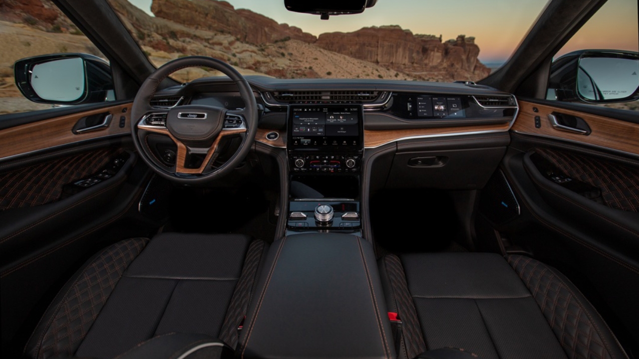 vue de l'habitacle et du tableau de bord d'un Jeep Grand Cherokee 2025