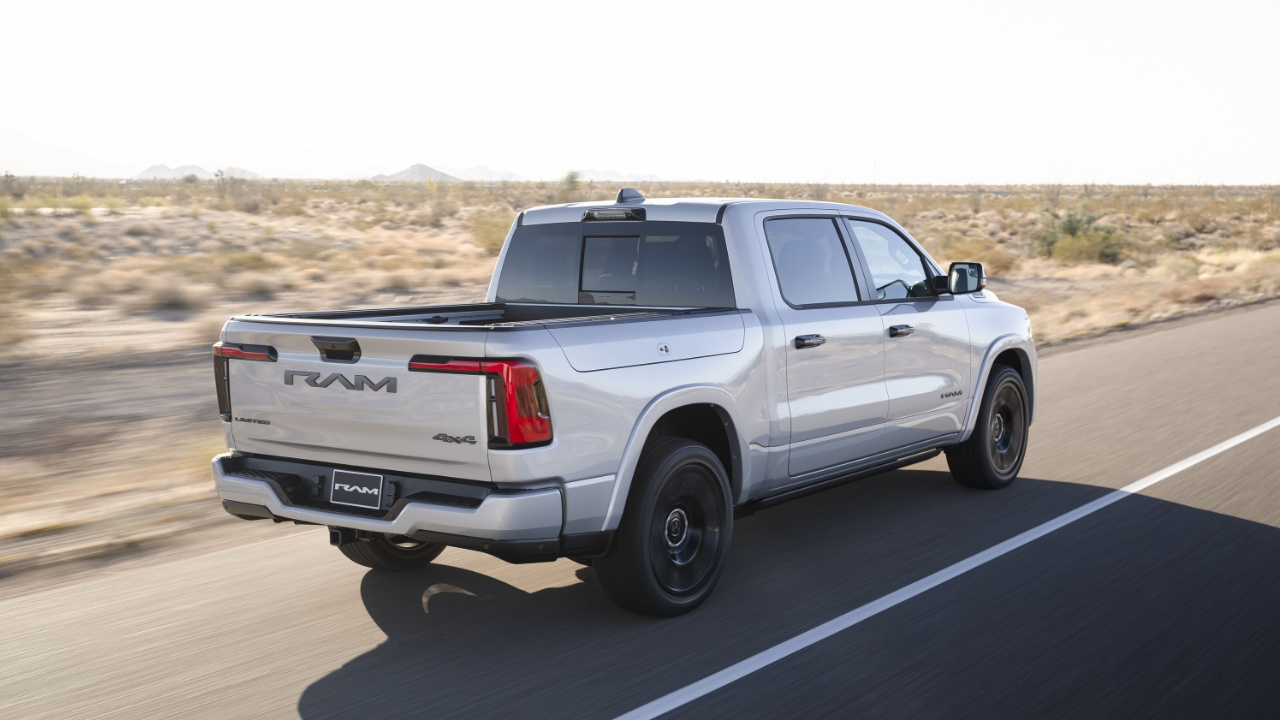 vue latérale arrière d'un camion RAM 1500 2026