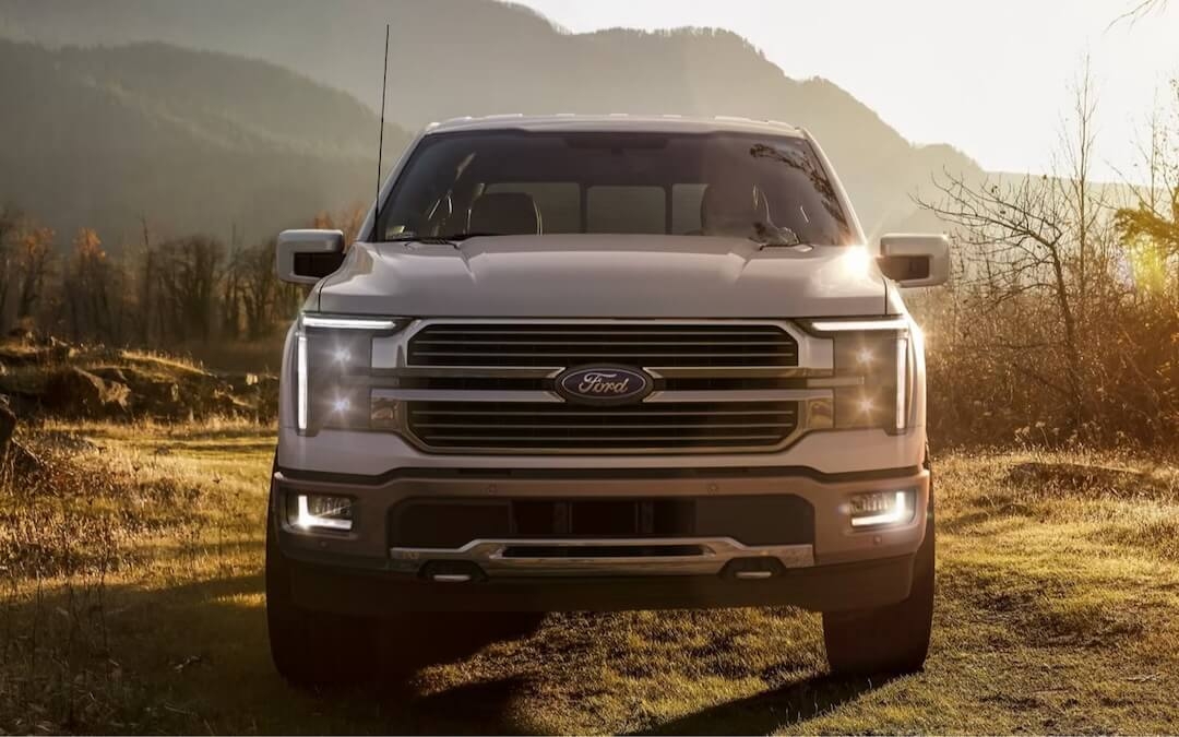 Vue avant du camion Ford F -150 2024 garé sur du gazon en nature.