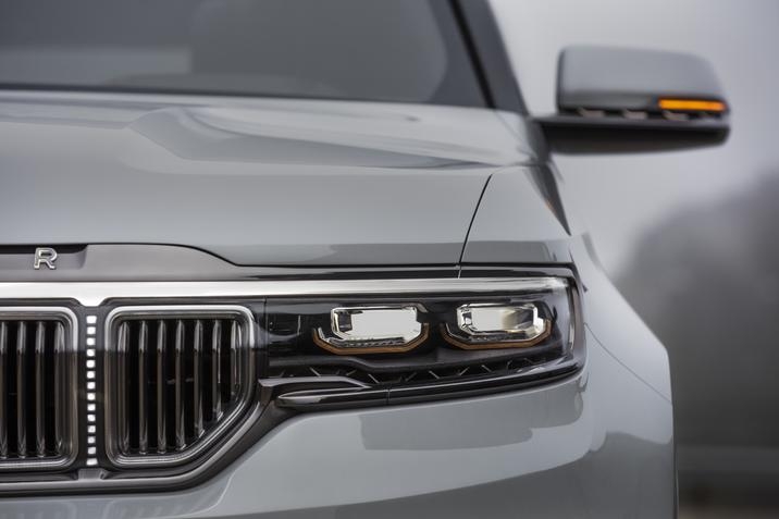 Vue rapprochée du phare avant gauche du Jeep Grand Wagoneer 2021