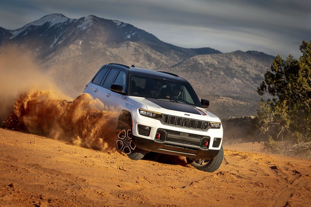 Jeep Cherokee 4xe 2022 Trailhawk blanc et noir en action dans le sable