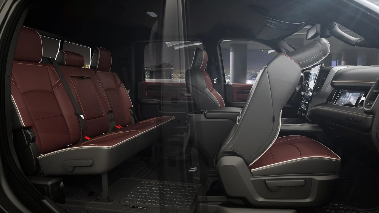 vue de l'habitacle d'un d'un RAM 3500 2026