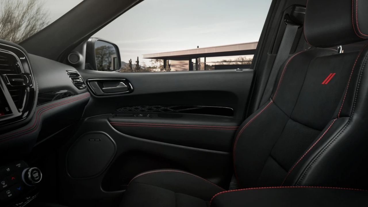 vue de l'habitacle d'un Dodge Durango 2026
