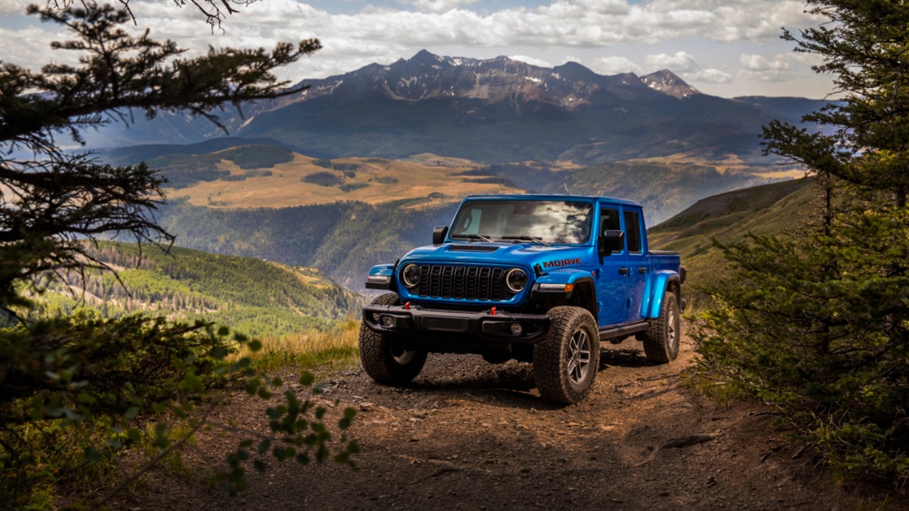 vue latérale avant d'un Jeep Gladiator 2025