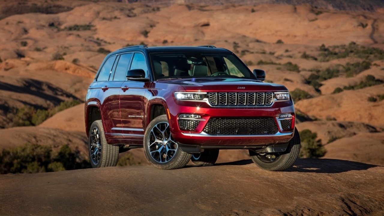 vue latérale avant d'un Jeep Grand Cherokee 2025v