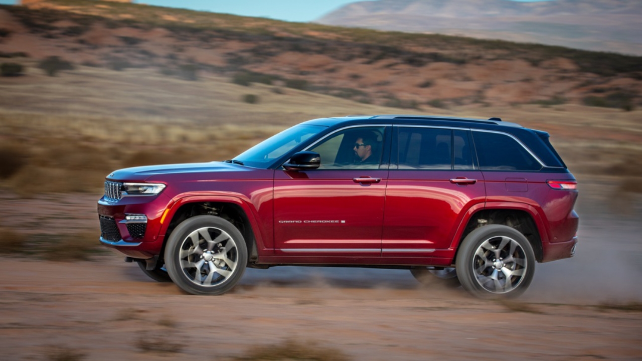 vue latérale d'un Jeep Grand Cherokee 2025