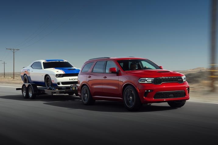 Capacité de remorquage du Durango 2021 Avec l’ensemble R/T Tow’n Go le plus puissant VUS Dodge Durango 2021 SRT est capable de remorquer une charge de 3 946 kg (8 700 lb). L’ensemble R/T Tow’n Go comprend l’échappement Sport et les freins haute performance Brembo ainsi que les modes de conduite Sport, Track (piste), Snow (neige) et Tow (remorquage).