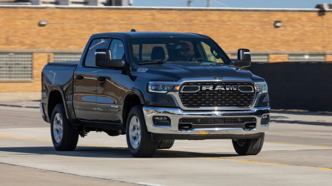 vue latérale avant d'un camion RAM 1500 2026