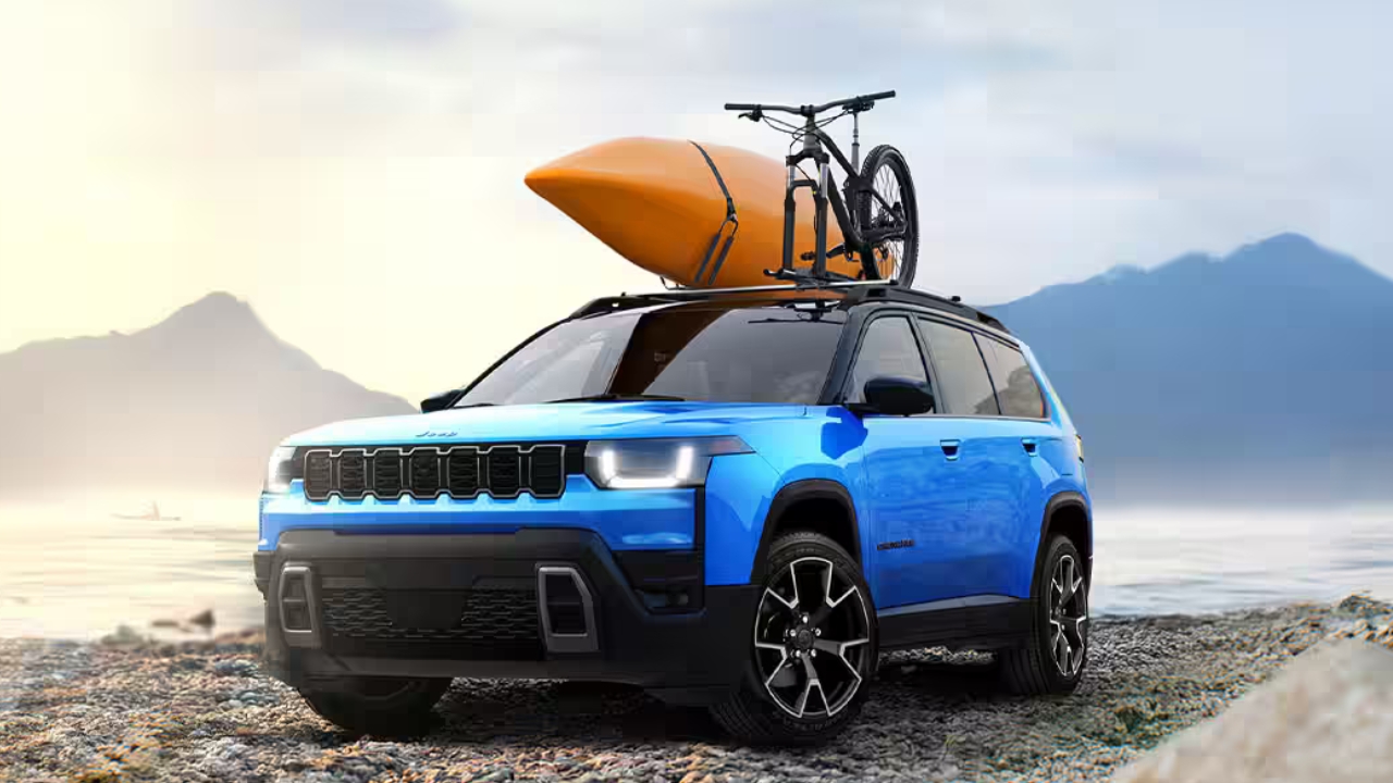 vue latérale avant d'un Jeep Cherokee 2026