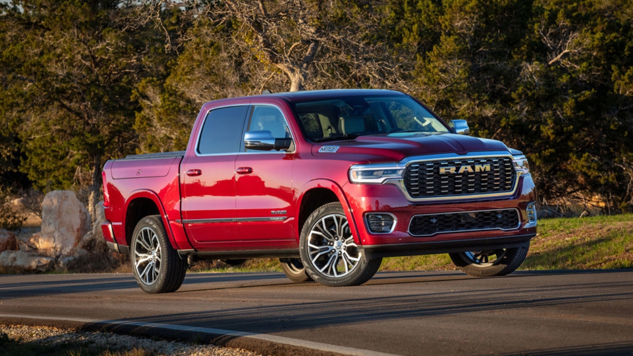 vue latérale avant d'un Ram 1500 2025