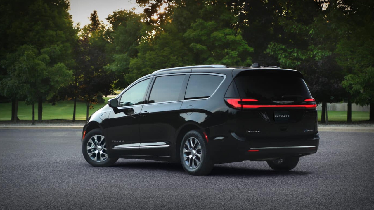vue latérale arrière d'une Chrysler Pacifica 2025
