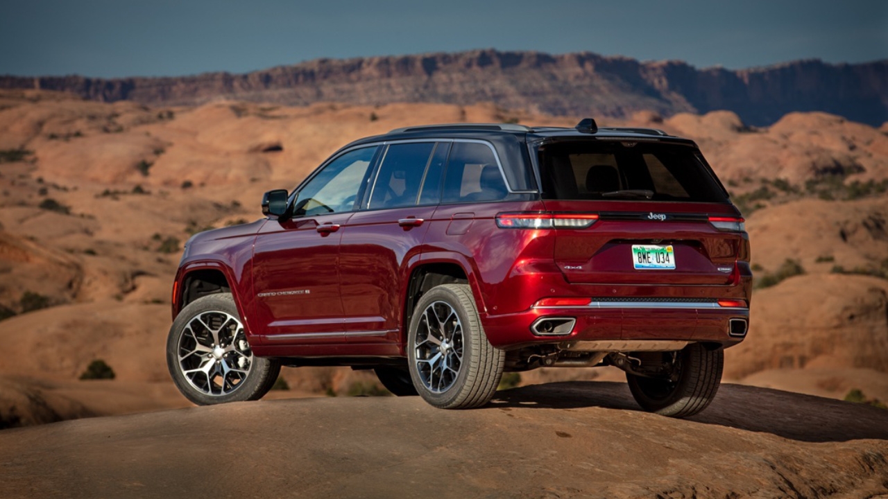 vue latérale arrière d'un Jeep Grand Cherokee 2025