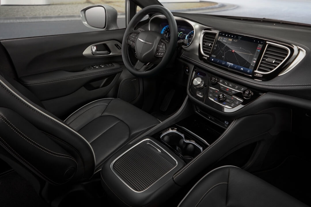 L'intérieur avant de la Chrysler Pacifica 2024.