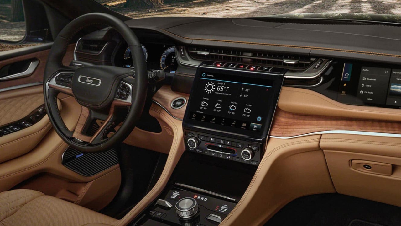 vue de l'habitacle et du tableau de bord d'un Jeep Cherokee 2026