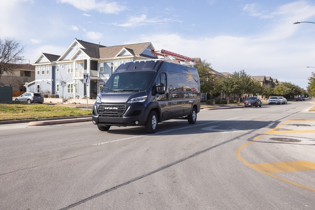 RAM Promaster 2025 dans une rue.