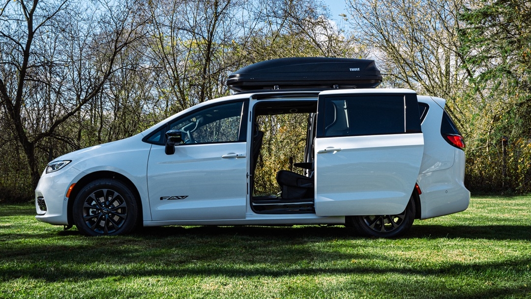 Vue latérale de la Chrysler Pacifica 2025.