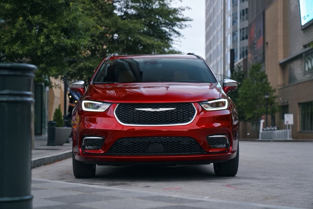 Vue avant de la Chrysler Pacifica 2024 nacré rouge chaud garée en ville.