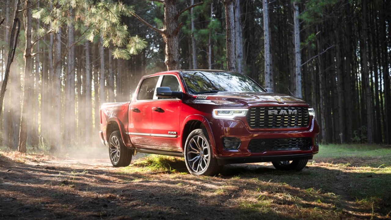 vue latérale avant d'un camion RAM 1500 2025