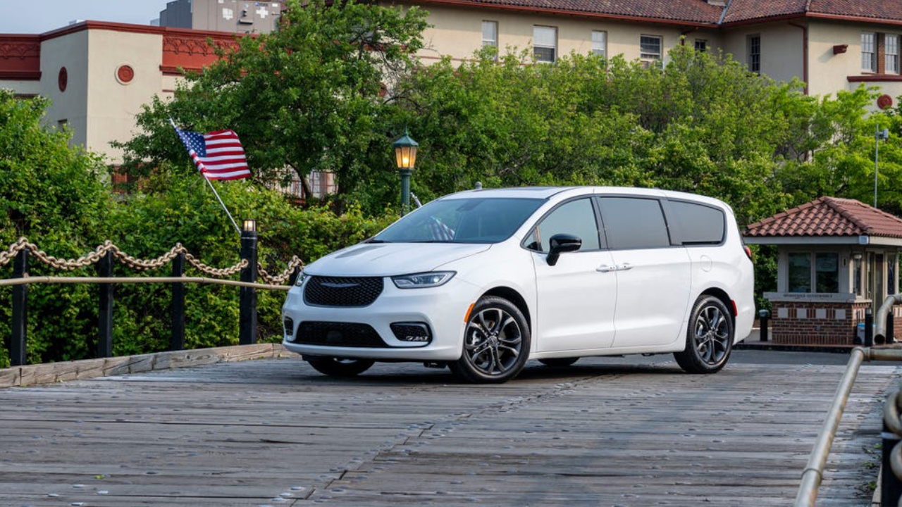 vue latérale avant d'une Chrysler Pacifica 2026