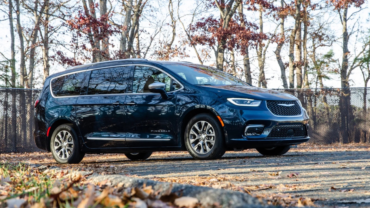vue latérale avant d'une Chrysler Pacifica hybride