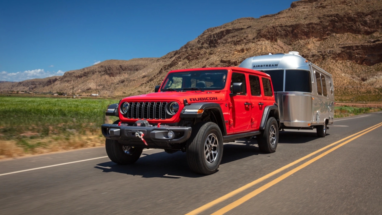 vue latérale avant d'un Jeep Wrangler 2026 avec une remorque