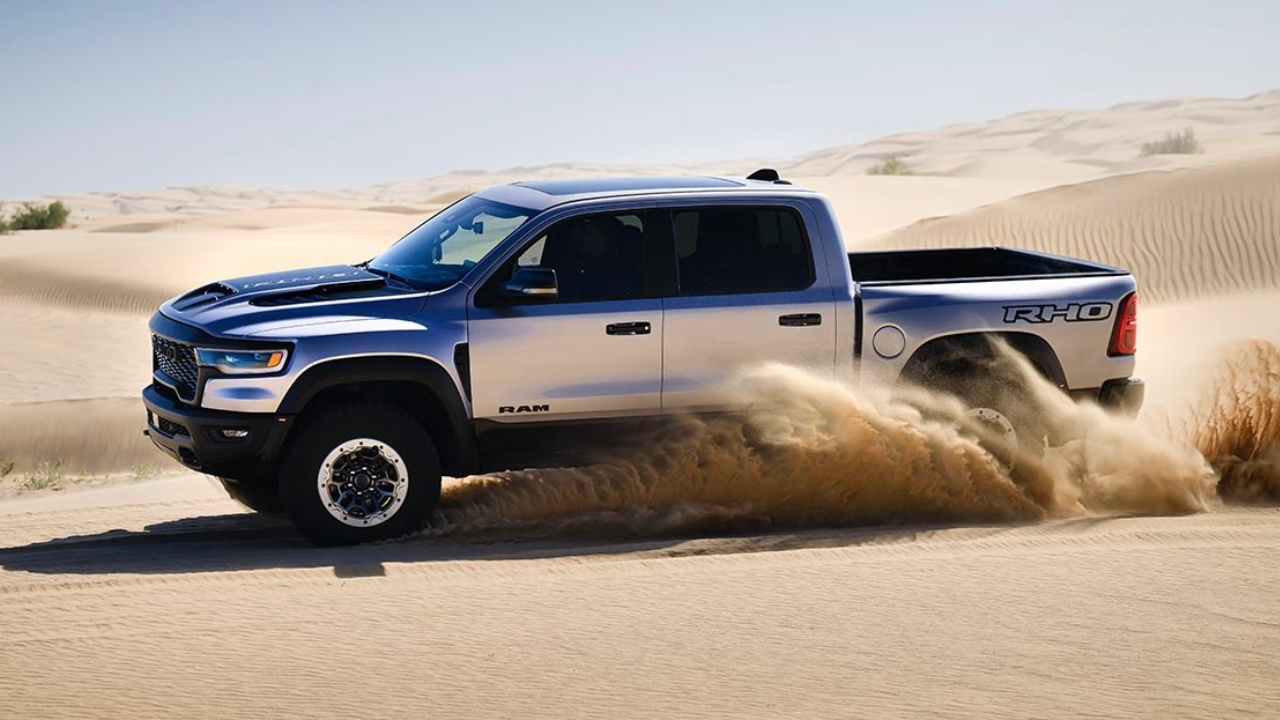vue latérale avant d'un camion RAM 1500 RHO 2025