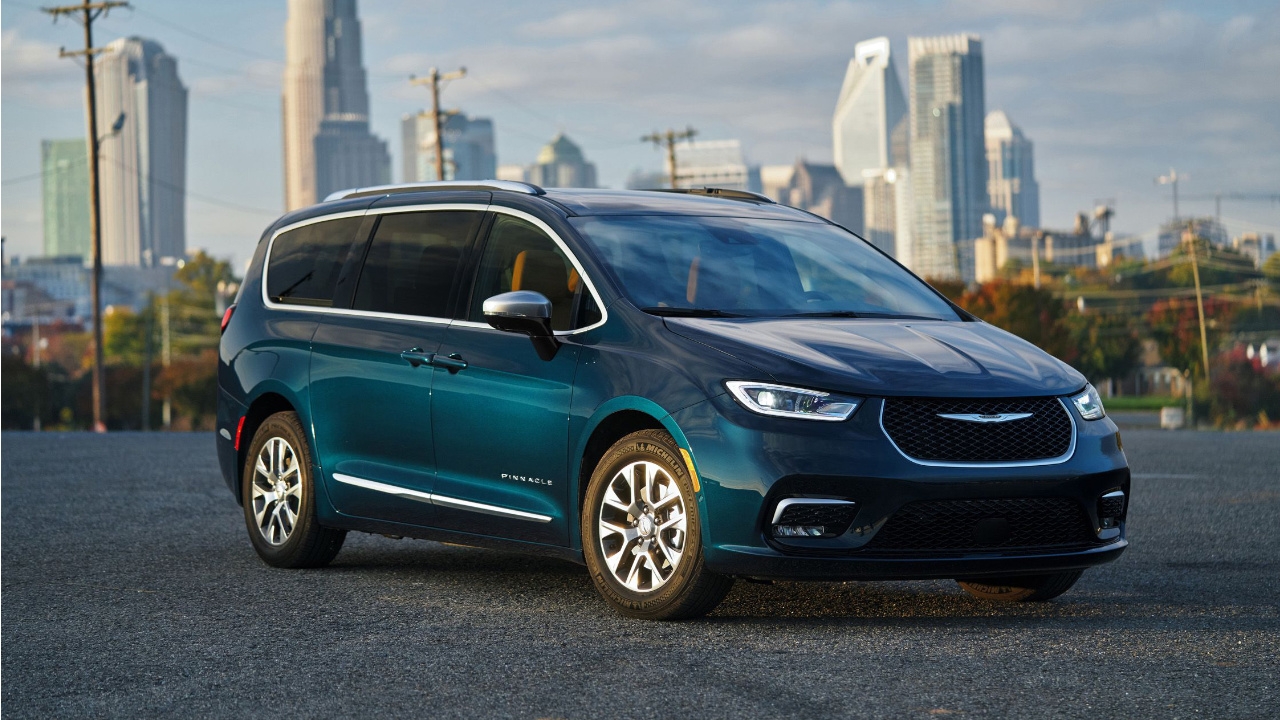 vue latérale avant d'une Chrysler Pinnacle 2025