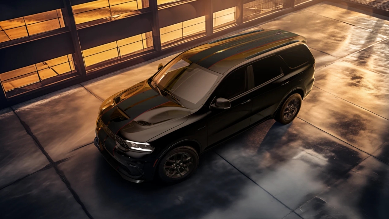 vue latérale avant d'un Dodge durango 2026